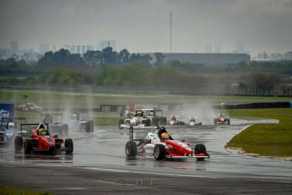 Chiapella no pudo terminar la segunda carrera de la Fórmula Renault 2.0 Chiapella no pudo terminar la segunda carrera de la Fórmula Renault 2.0