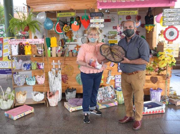 Además de trabajar con cemento y yute, Nilda y Roberto también reciclan frascos y crean artículos para el jardín. Además de trabajar con cemento y yute, Nilda y Roberto también reciclan frascos y crean artículos para el jardín.