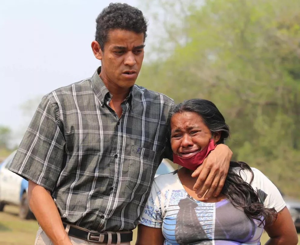 Marisa (40), mamá de Daniel, consolada por su pareja De Escobar.