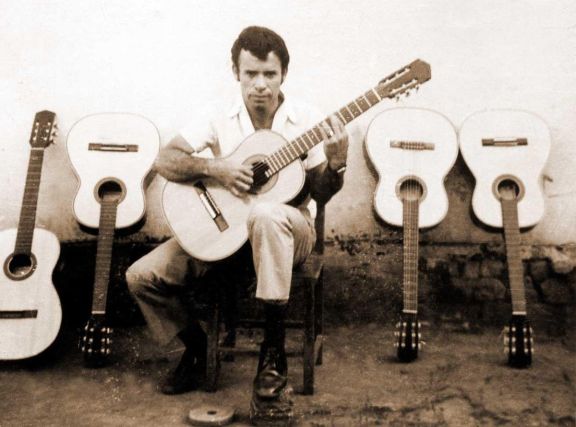 A pesar de haber fabricado también arpas, Chávez se enfocó en la guitarra. A pesar de haber fabricado también arpas, Chávez se enfocó en la guitarra.