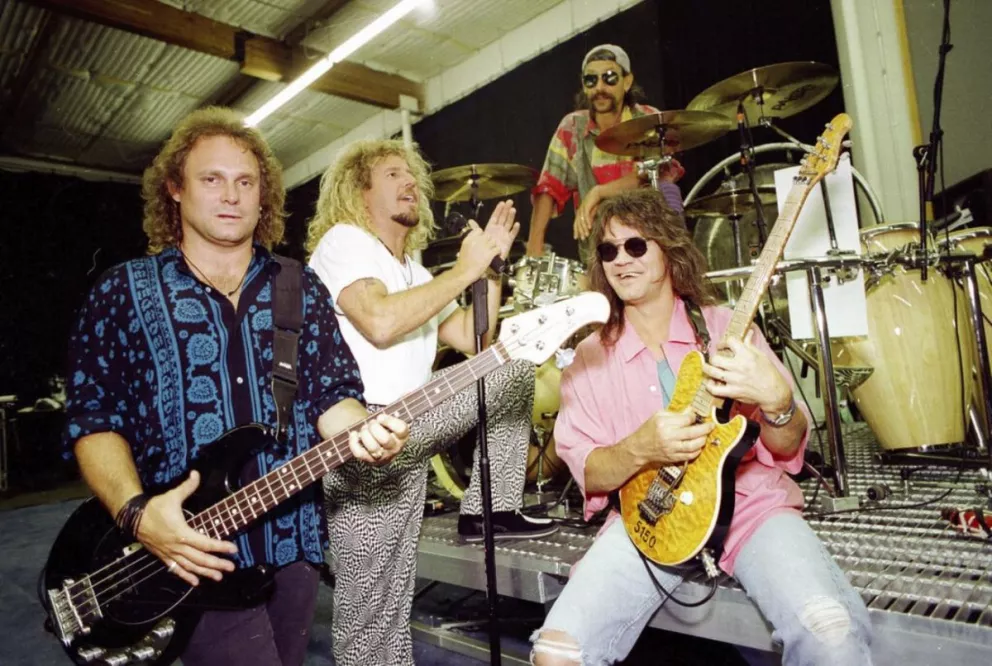 Los miembros de Van Halen, en una foto tomada en 1993 en Los Angeles. Michael Anthony, Sammy Hagar, Alex Van Halen and Eddie Van Halen con su guitarra