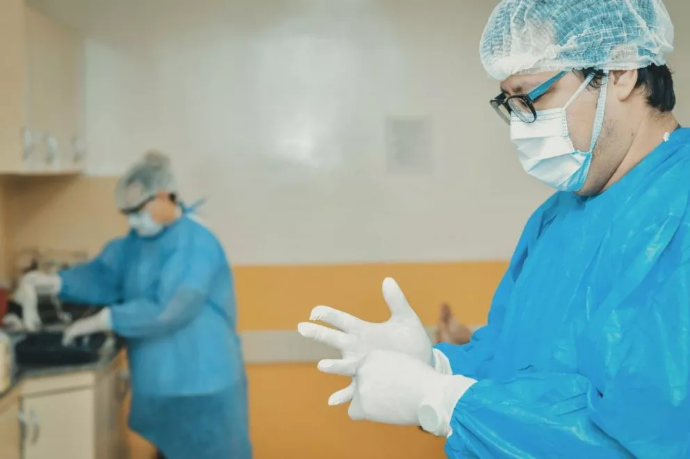 Médicos del Hospital de Fátima preparándose para el trabajo con pacientes