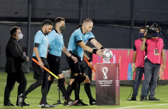 El misionero Néstor Pitana protagonista de la primera polémica de las Eliminatorias El misionero Néstor Pitana protagonista de la primera polémica de las Eliminatorias