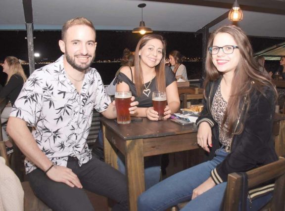 Nicolás Montenegro, Celina Cruz y Letizia Becker. Nicolás Montenegro, Celina Cruz y Letizia Becker.