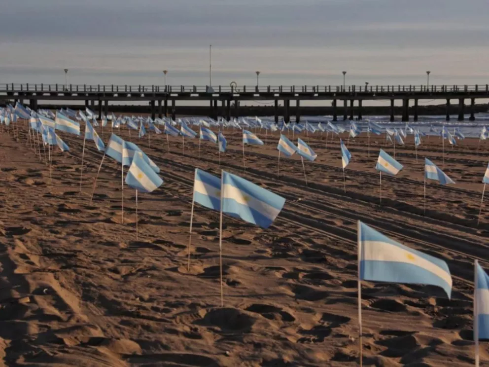Mar del Plata: la playa se cubrió con 500 banderas para recordar a las víctimas del Covid-19