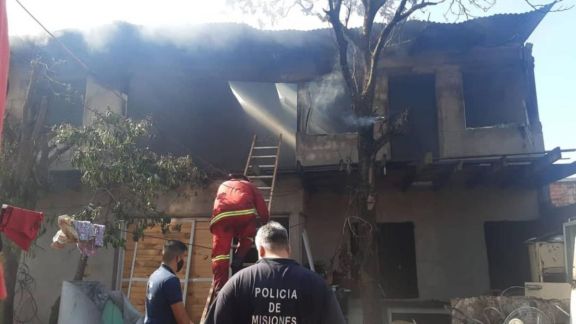 Auxiliaron a una familia que sufrió el incendio de su hogar en Garupá Auxiliaron a una familia que sufrió el incendio de su hogar en Garupá