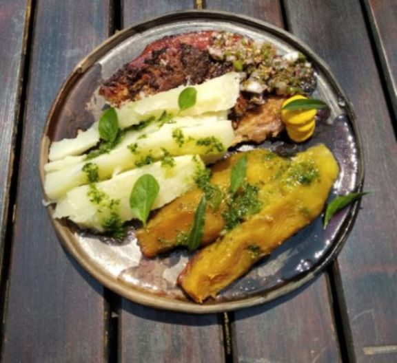 Cerdo braseado con mandioca, batata y pesto de cedrón Cerdo braseado con mandioca, batata y pesto de cedrón