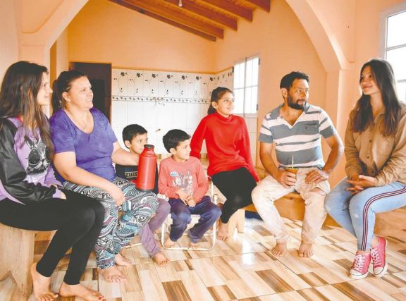 Lorena Rodríguez (primera a la derecha) es de San Pedro y se había ido a vivir a Posadas, por sus estudios de Licenciatura en Letras en la Unam, pero por la pandemia volvió a la casa de sus padres en la chacra. Lorena Rodríguez (primera a la derecha) es de San Pedro y se había ido a vivir a Posadas, por sus estudios de Licenciatura en Letras en la Unam, pero por la pandemia volvió a la casa de sus padres en la chacra.