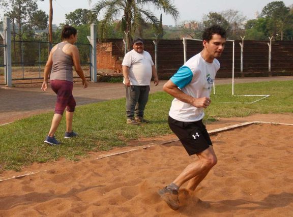 El Chino desde el 2011 entrena con mucho entusiasmo a cada atleta que llega al Ian Barney. El Chino desde el 2011 entrena con mucho entusiasmo a cada atleta que llega al Ian Barney.