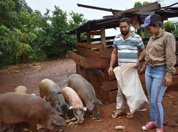 Lorena ayuda a su padre Neri con los trabajos en la chacra. Lorena ayuda a su padre Neri con los trabajos en la chacra.