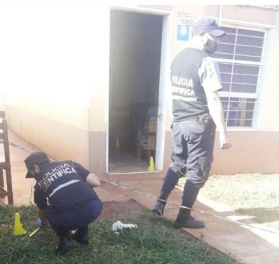 “Entró por la casa del fondo con un cuchillo y vino a matarla y a matarse él” “Entró por la casa del fondo con un cuchillo y vino a matarla y a matarse él”