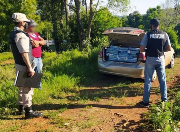 Interceptan auto repleto de cigarrillos ilegales en El Soberbio: un detenido Interceptan auto repleto de cigarrillos ilegales en El Soberbio: un detenido