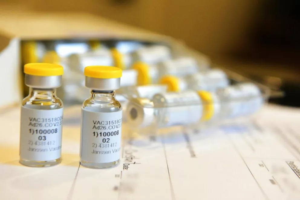 Esta fotografía suministrada por Johnson & Johnson muestra una vacuna contra COVID-19 que está siendo desarrollada por la compañía