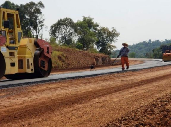 Avanzan con los trabajos finales de pavimentación pero aún la nueva traza de la 14 no está habilitada Avanzan con los trabajos finales de pavimentación pero aún la nueva traza de la 14 no está habilitada