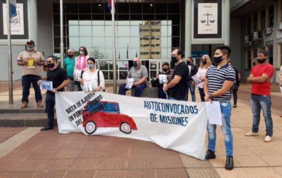 Posadas: protesta de autoahorristas en el Palacio de Justicia Posadas: protesta de autoahorristas en el Palacio de Justicia