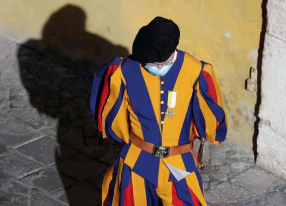 Miembros de la seguridad del Vaticano tienen coronavirus y suspenden permisos Miembros de la seguridad del Vaticano tienen coronavirus y suspenden permisos