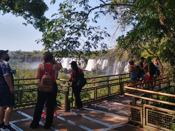 El Parque Nacional Iguazú seguirá habilitado únicamente para turismo interno El Parque Nacional Iguazú seguirá habilitado únicamente para turismo interno