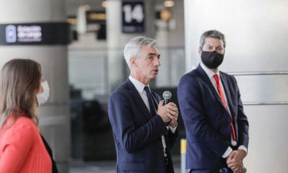 Regresan todos los vuelos y los micros de larga y media distancia Regresan todos los vuelos y los micros de larga y media distancia