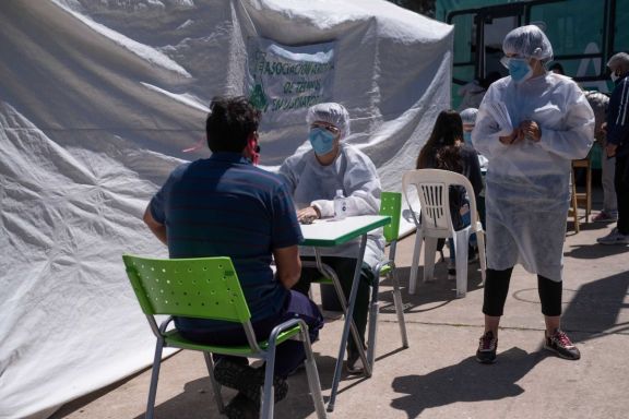 Confirmaron 421 muertes y 17.096 nuevos contagios Confirmaron 421 muertes y 17.096 nuevos contagios