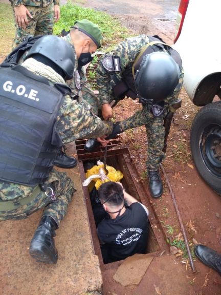 Hallan droga oculta en una alcantarilla en medio de pesquisa por un robo millonario Hallan droga oculta en una alcantarilla en medio de pesquisa por un robo millonario