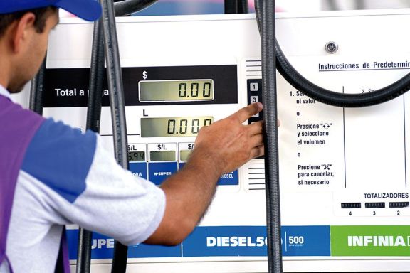 La nafta subiría dos pesos por litro en las próximas horas La nafta subiría dos pesos por litro en las próximas horas