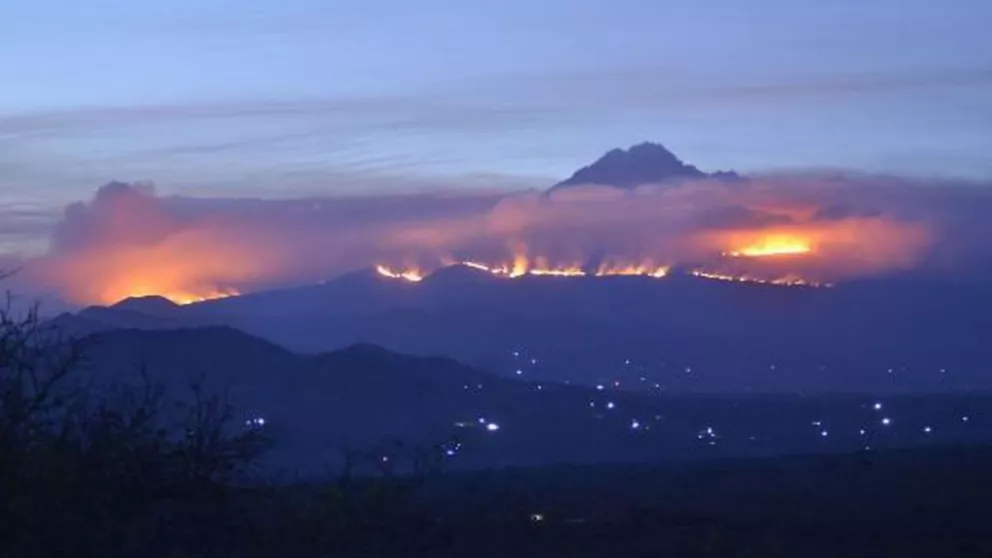 Se incendia “el techo de África”: las llamas consumen el Kilimanjaro desde hace cinco días