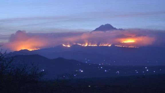 Se incendia “el techo de África”: las llamas consumen el Kilimanjaro desde hace cinco días Se incendia “el techo de África”: las llamas consumen el Kilimanjaro desde hace cinco días