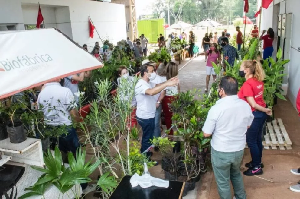 Herrera Ahuad visitó la Biofábrica donde se realiza la Feria Misiones Siempre en Flor 