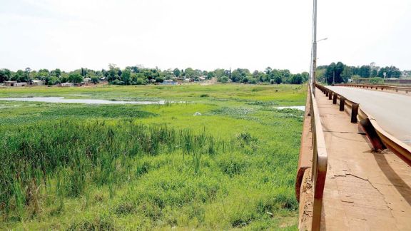Un puente con un hilo de agua Un puente con un hilo de agua