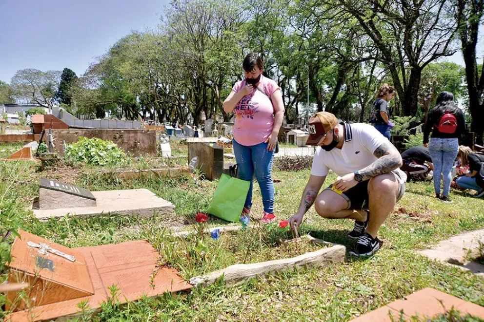 Casi 3 mil personas recordaron a sus madres en el cementerio