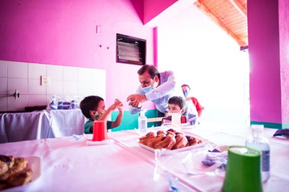 El Gobernador anunció asistencia destinada a aliviar gastos de servicios en comedores y merenderos El Gobernador anunció asistencia destinada a aliviar gastos de servicios en comedores y merenderos