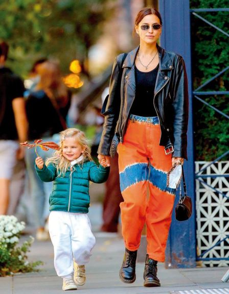 Irina pasea con su pequeña Lea Irina pasea con su pequeña Lea