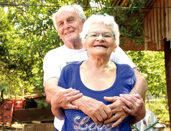 Después de casi 60 años de noviazgo, dieron el sí en el altar Después de casi 60 años de noviazgo, dieron el sí en el altar