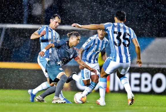 Racing: victoria con sabor a poco Racing: victoria con sabor a poco