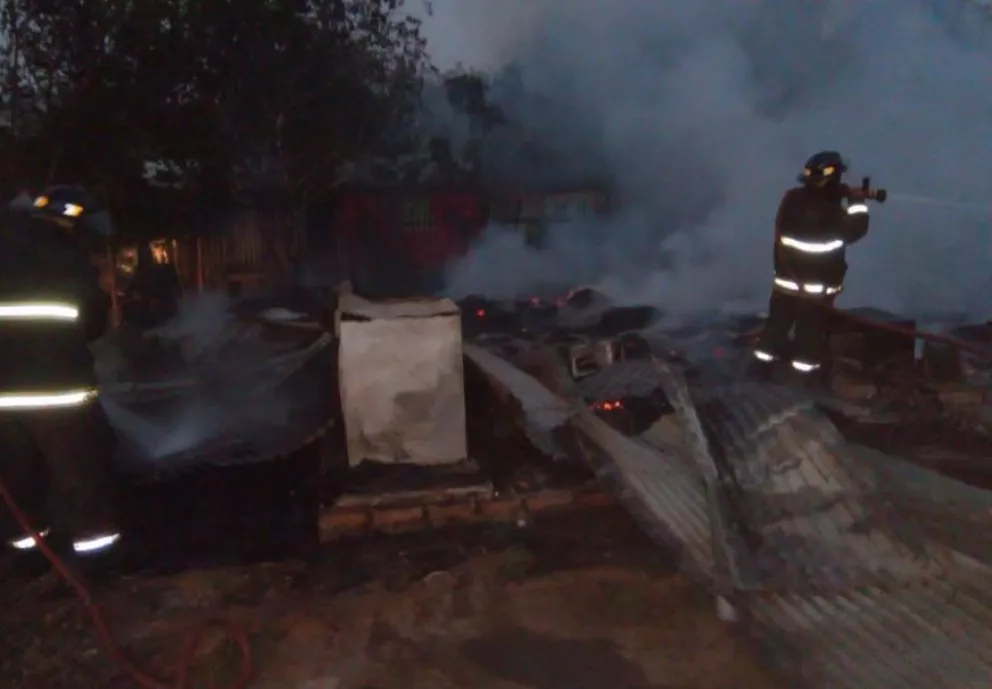 Voraz incendio en Wanda destruyó por completo una vivienda