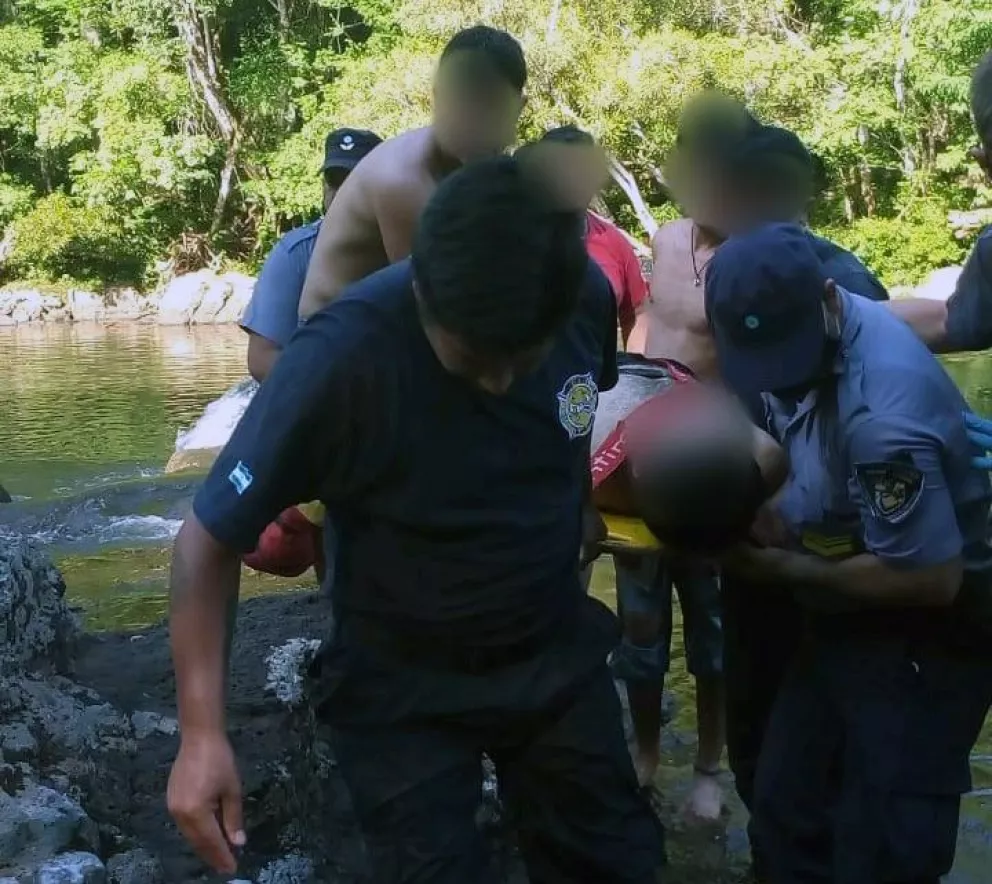 Jardín América: rescataron a dos jóvenes en aguas del Tabay