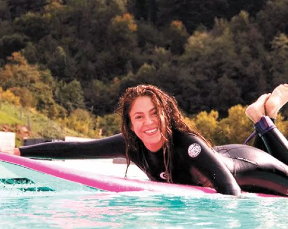 Shakira se luce practicando surf