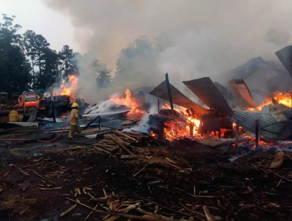 Voraz incendio destruyó un aserradero en San Pedro
