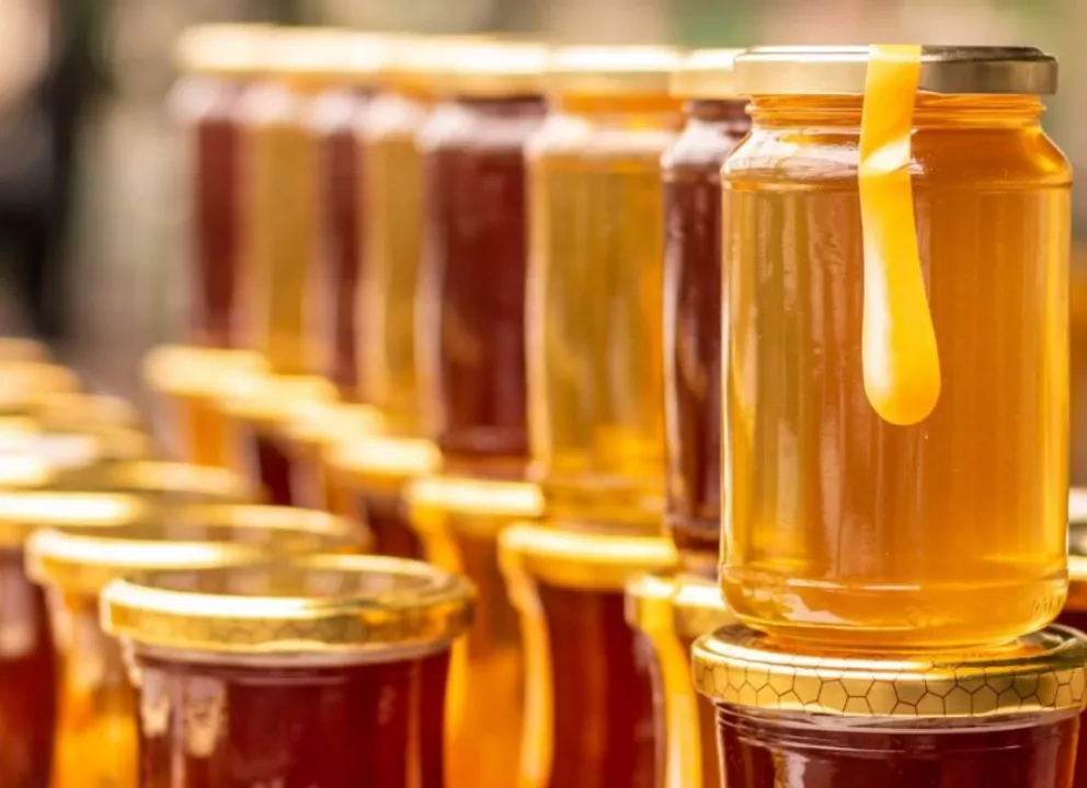 La ANMAT prohibió la venta de una miel y un aceite de oliva