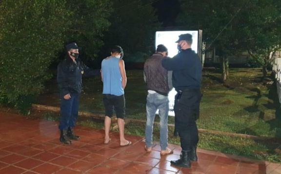 Colonia Aurora: dos hermanos detenidos por robar y agredir a un hombre Colonia Aurora: dos hermanos detenidos por robar y agredir a un hombre