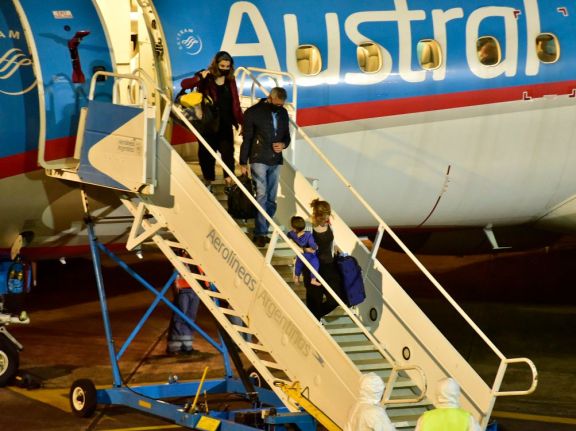 Aerolíneas denunciará a pasajeros que siendo positivos de Covid-19 suban al avión Aerolíneas denunciará a pasajeros que siendo positivos de Covid-19 suban al avión