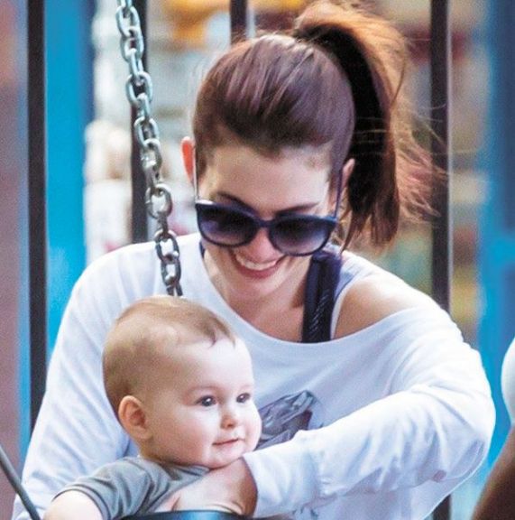 Anne Hathaway reveló el nombre de su hijo 