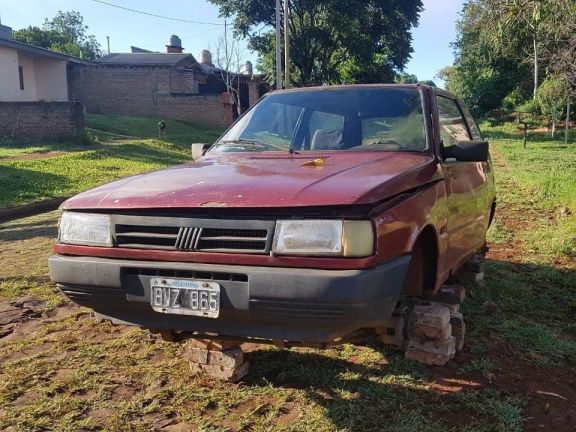 Dejó el auto frente a la casa y le robaron todas las ruedas Dejó el auto frente a la casa y le robaron todas las ruedas