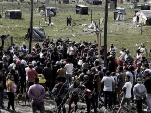 Guernica: el fiscal dijo que el predio fue desalojado y que "hay cerca de 35 detenidos" Guernica: el fiscal dijo que el predio fue desalojado y que "hay cerca de 35 detenidos"