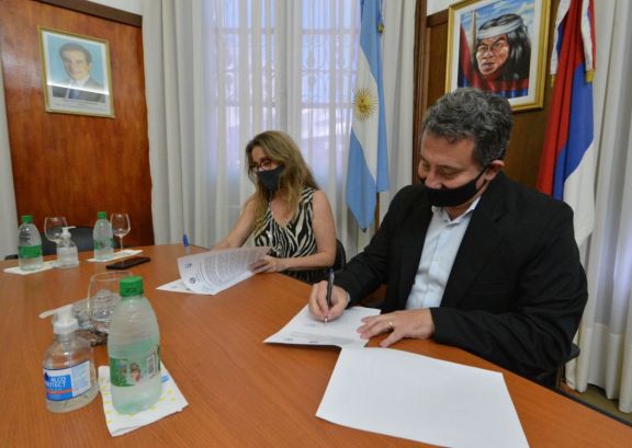 La UNaM le dará curso de lengua de señas a empleados de Casa de Gobierno La UNaM le dará curso de lengua de señas a empleados de Casa de Gobierno