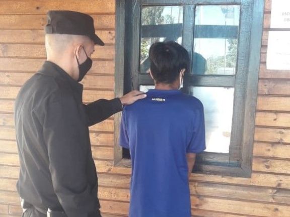 Detuvieron a un hombre en una aldea por agredir y amenazar a su concubina Detuvieron a un hombre en una aldea por agredir y amenazar a su concubina