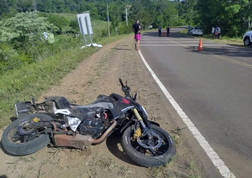 Despiste en El Soberbio: murió una joven que viajaba de acompañante en una moto