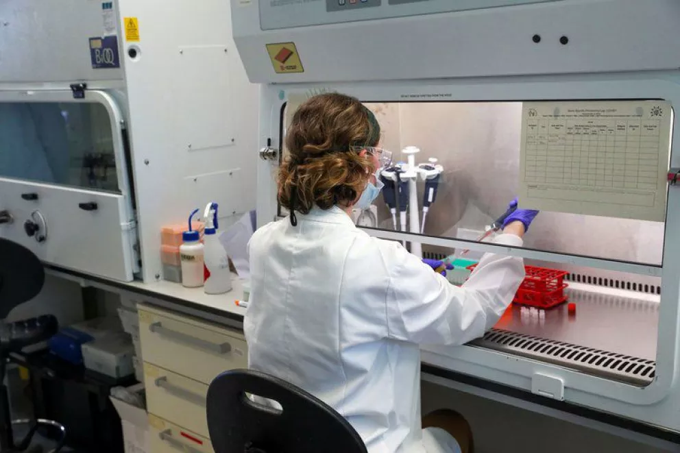 Gobierno negocia con 4 laboratorios para iniciar la vacunación 