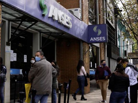 La Anses destinará un plus de 22 mil millones de pesos para la AUH La Anses destinará un plus de 22 mil millones de pesos para la AUH