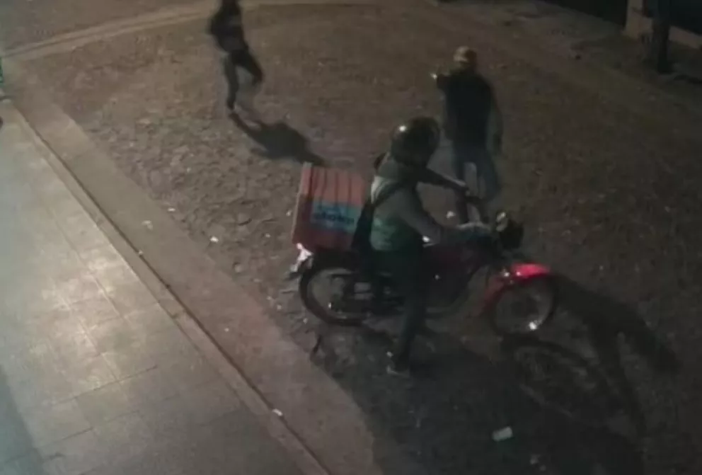 Delincuentes a mano armada se llevaron la moto de un delivery en Eldorado 